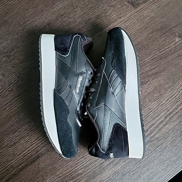 Reebok - Picture 2 of 5